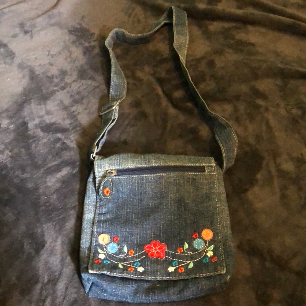 Cross body adjustable hand bag